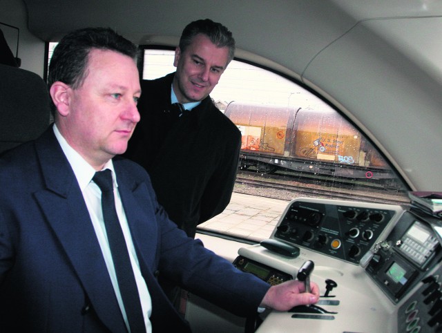Minister Grabarczyk przygląda się, jak maszynista Kazimierz Borowy rusza na nowy most