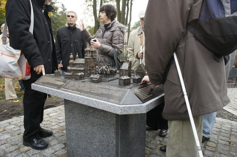 Poznań: Przed katedrą odsłonięto makietę Ostrowa Tumskiego [ZDJĘCIA]