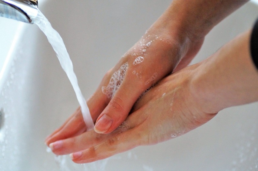Należy pamiętać o częstym myciu rąk wodą z mydłem, a jeśli...