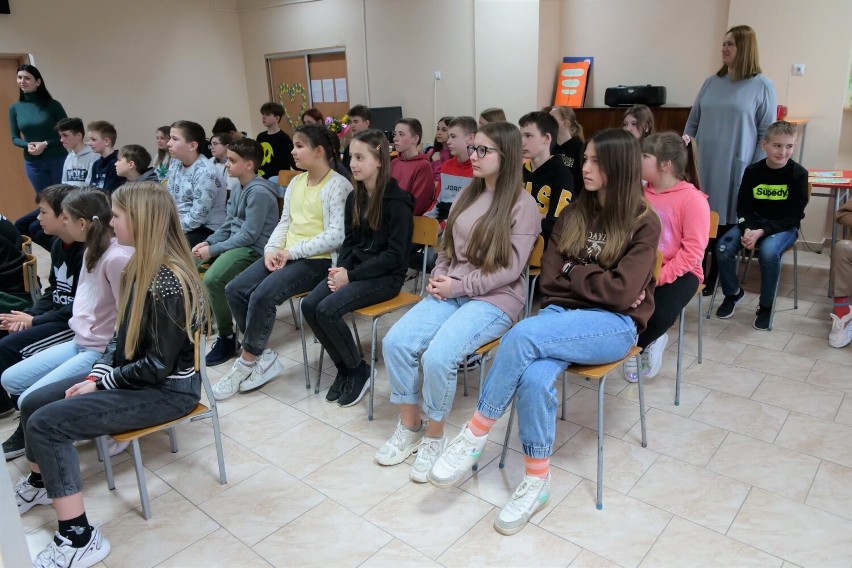 Chełm. Uczniowie z Ukrainy otrzymali pakiety odzieży sportowej z niemieckiego miasta Sindelfingen. Zobacz zdjęcia
