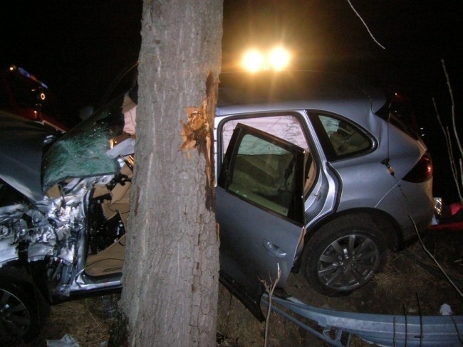 Porsche Cayenne wbiło się w drzewo. Groźny wypadek pod Jelenią Górą (ZDJĘCIA)