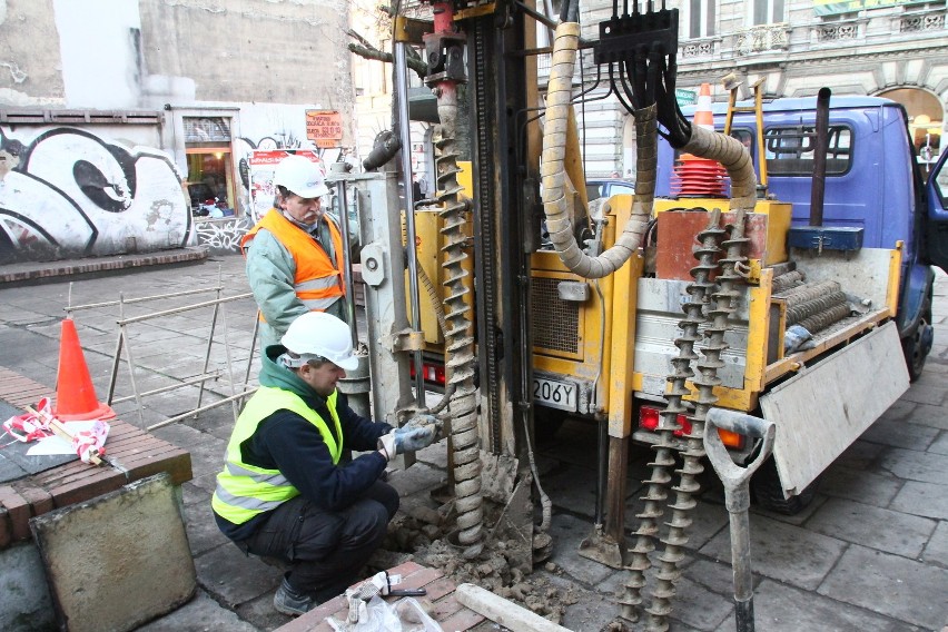 Ekipa prowadząca odwierty geologiczne ciągle przemieszcza...