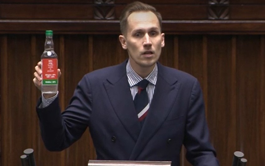 Poseł Konrad Berkowicz przyszedł z wódką na obrady Sejmu