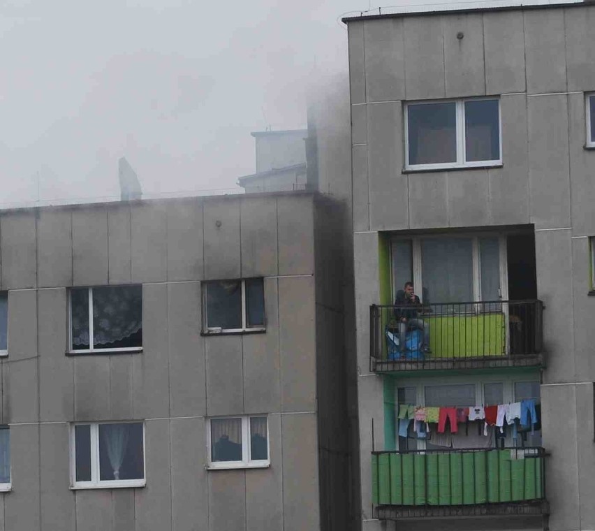 Pożar w bloku w Dąbrowie Górniczej. Jedna osoba nie żyje [ZDJĘCIA INTERNAUTÓW]