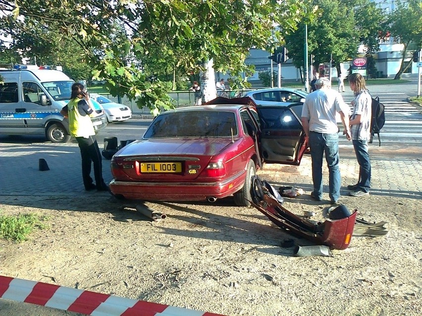 Jaguar został rozbity. Kierowca przeżył, bo miał kierownicę...