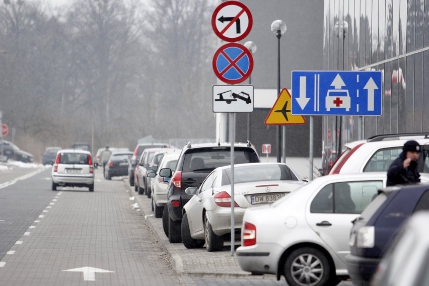 Wrocław: Pod szpitalem przy ul. Borowskiej nie parkuj na zakazie, bo odholują Ci auto (ZDJĘCIA)