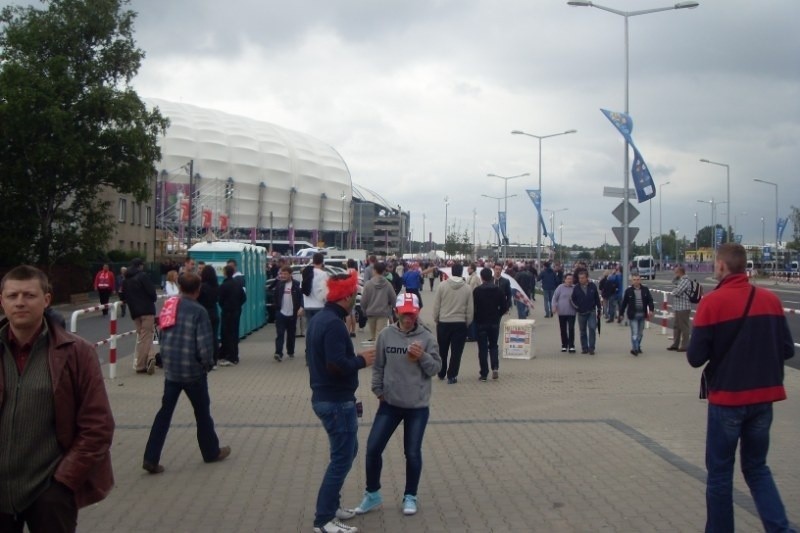 Coraz więcej kibiców pod stadionem przy Bułgarskiej w...