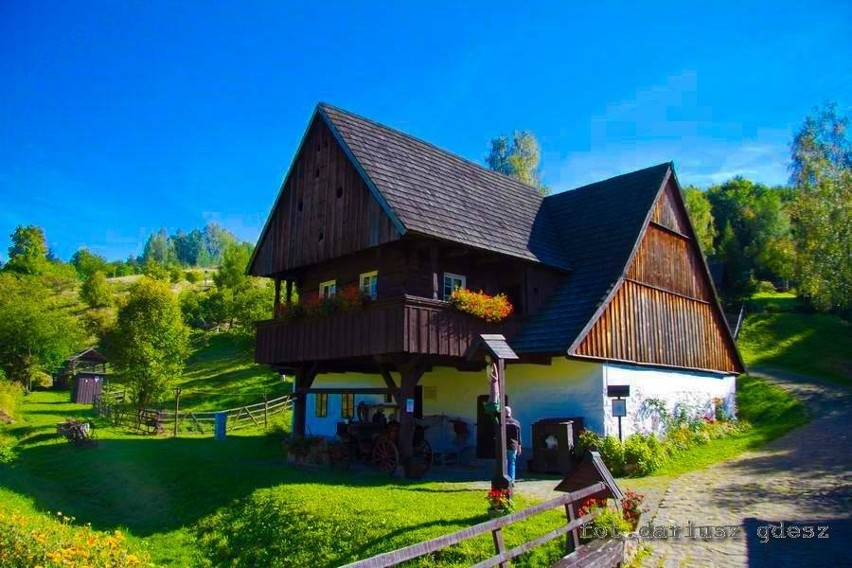 Skansen w Pstrążnej w jesiennym słońcu (ZDJĘCIA)