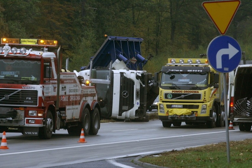 Potężna ciężarówka blokowała autostradę A4 (ZDJĘCIA)