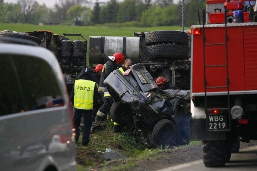 Wypadek na drodze Wrocław-Kłodzko. 4 osoby nie żyją (ZDJĘCIA)