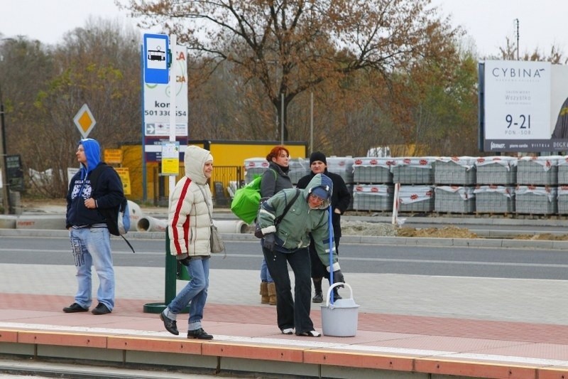 Poznań: Tłumy przy cmentarzach. Policjanci kierują ruchem [ZDJĘCIA]