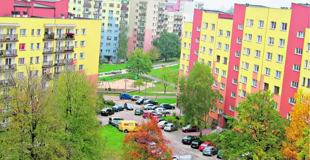 Sporo bloków na Mydlicach ma już kolorowe, nowe elewacje. Największy problem to brak parkingów