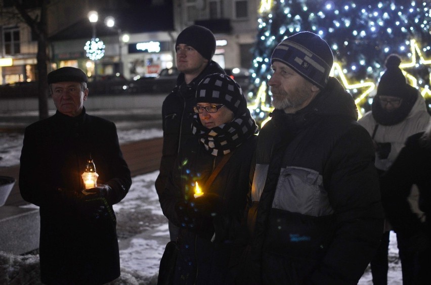 Bełchatów. Na placu Narutowicza odbył się milczący protest przeciwko przemocy. Światełko pamięci dla zmarłego prezydenta Gdańska [ZDJĘCIA]