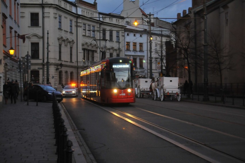Kraków. Wspólne kolędowanie z abp Markiem Jędraszewskim w świątecznym tramwaju [ZDJĘCIA]