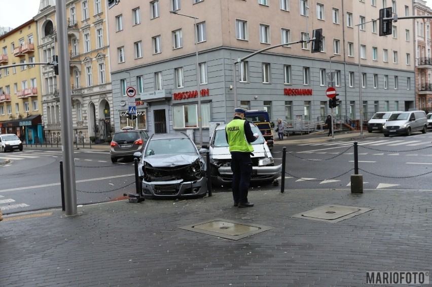 Wypadek na skrzyżowaniu ulic Kołłątaja i 1 Maja w Opolu.