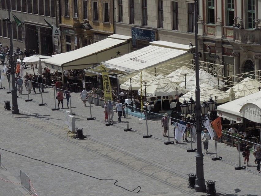 Budują strefę kibica. Otaczają Rynek płotem (ZDJĘCIA)