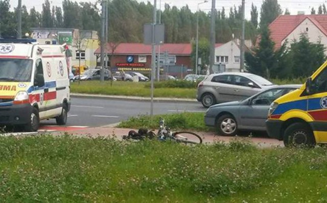 Do niecodziennego zdarzenia doszło we wtorek, 12 września, na rondzie ofiar Katynia w Gorzowie. Motocyklista lekko potrącił rowerzystkę. Został za to mocno pobity przez jej męża. Kierowca jednośladu jest w szpitalu.

Wszystko wydarzyło się na dojeździe do ronda od Alei Ruchu Młodzieży Niezależnej. Motocyklista wjeżdżając na rondo lekko potrącił rowerzystkę, która była na wyznaczonym przejeździe. - To nie było groźne potrącenie, ale raczej lekki kontakt – mówi nadkom. Marek Waraksa, naczelnik gorzowskiej drogówki.

Wszystko widział mąż rowerzystki. Podbiegł do motocyklisty. Doszło do szamotaniny i bójki. Mężczyzna kierujący motocyklem został dotkliwe pobity. Ma między innymi wybity bark. Został przewieziony do szpitala.

Sprawę wyjaśnia gorzowska policja. Motocyklista został ukarany mandatem za spowodowanie kolizji na rondzie. O wiele poważniejsze konsekwencje czekają jednak męża rowerzystki. Odpowie z pobicie. – W przypadku kolizji to policja rozstrzyga spór i wymierza karę, a jak nie może togo zrobić, to robi to sąd. Nie ma miejsca na samosądy czy pobicia – mówi nadkom. Waraksa.

Zobacz też: 43-letnia kobieta została skatowana przez pijanego męża, zmarła w szpitalu

Źródło: TVN24