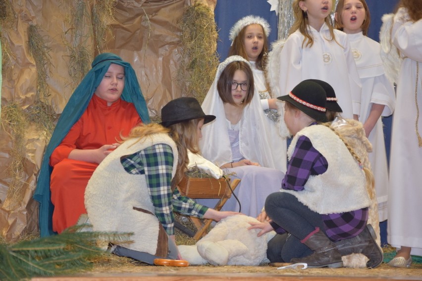 Józef, Maryja i mały Jezusek w żłobie. Jasełka w wykonaniu dzieci ze szkoły w Pawłowie Żońskim [FOT.]