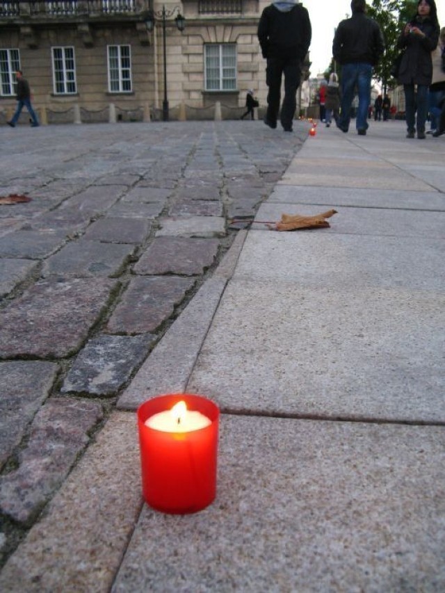 Znicze były rozstawiane przez harcerzy. Fot. Magdalena Gawryś