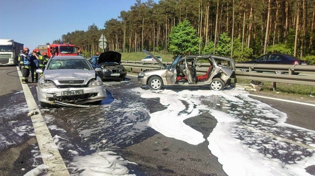 Ze wstępnych ustaleń policjantów wynika, że kierujący oplem astra uderzył w tył jadącego przed nim opla vectry. Siła uderzenia spowodowała, że auto zaczęło rotować. W tym momencie w jego przód uderzył nadjeżdżający seat ibiza.

Trzy osoby z opla vectry zostały przewiezione do szpitala, gdzie jedna z nich, 55-letnia kobieta, zmarła.

- Bydgoscy policjanci prowadzą, pod nadzorem prokuratora, czynności zmierzające do wyjaśnienia wszystkich okoliczności tego zdarzenia - mówi podkom. Lidia Kowalska z Zespołu Prasowego KWP w Bydgoszczy.