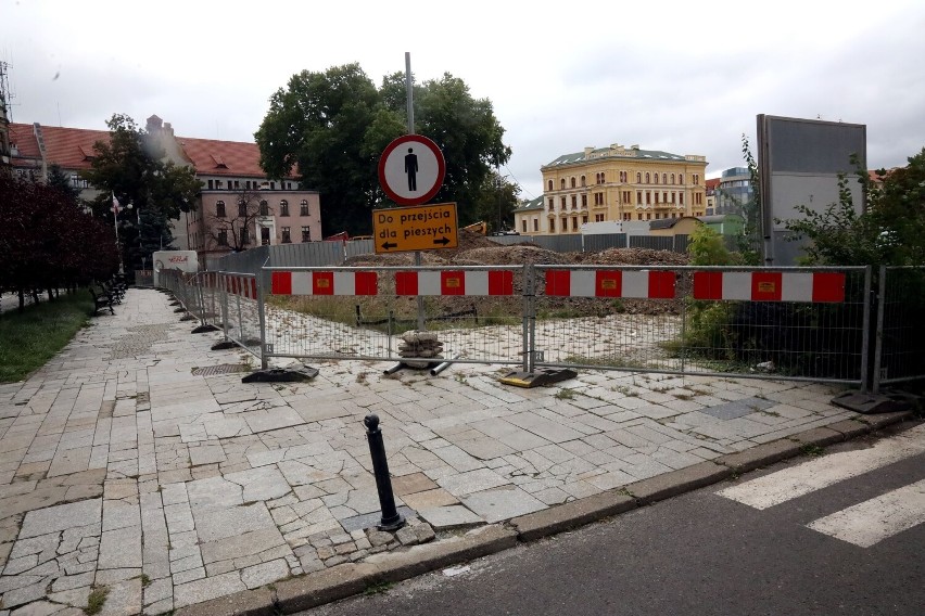 Trwa przebudowa placu Słowiańskiego w Legnicy. Są utrudnienia w ruchu, zobaczcie aktualne zdjęcia