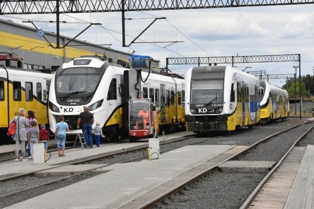 Mimo sukcesywnego przywracania połączeń kolejowych są jeszcze miasta na Dolnym Śląsku, gdzie pociąg nie dojedzie. Z komunikacją autobusową wcale nie jest lepiej. Mieszkańcy tych miejscowości czekają na zmiany, bo teraz czują się wykluczeni komunikacyjnie.

Przesuwaj slajdy klikając w strzałki, używaj klawiszy lub gestów>>>