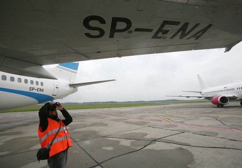 W Pyrzowicach spotter patrzy w niebo ZDJĘCIA