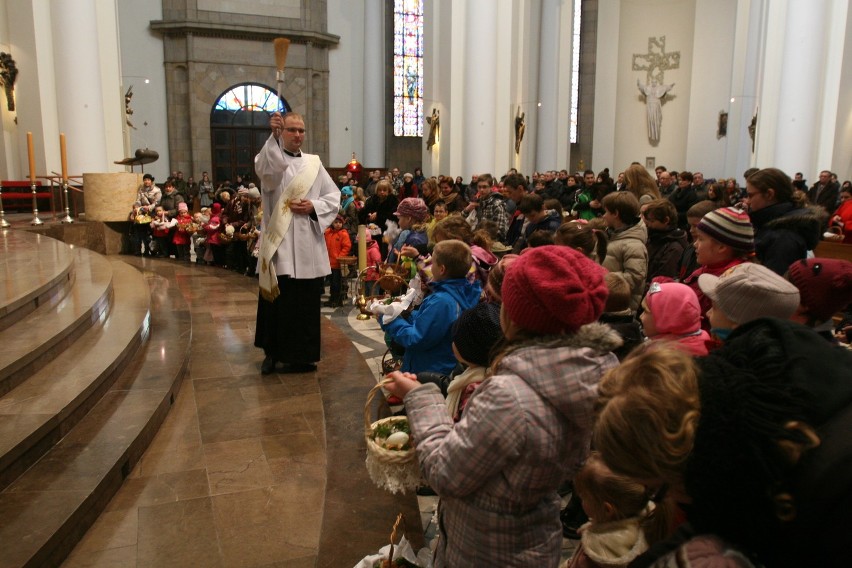 Święcenie pokarmów w katedrze w Katowicach