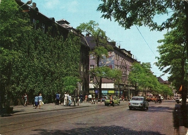 Rok 1983, ulica 3-go Maja. Obrośnięty zielenią budynek to...