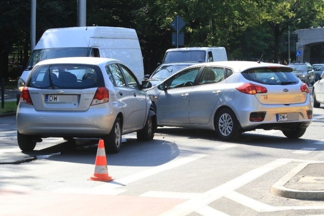 Do wypadku doszło na skrzyżowaniu z niedziałającą sygnalizacją świetlną przy wyjeździe z parkingu hali Ludowej obok pętli tramwajowej przy ulicy Kopernika