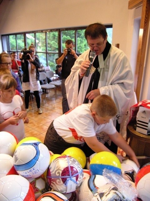 Pastor Jan Byrt odprawił nabożeństwo za Euro 2012 i rozdał...