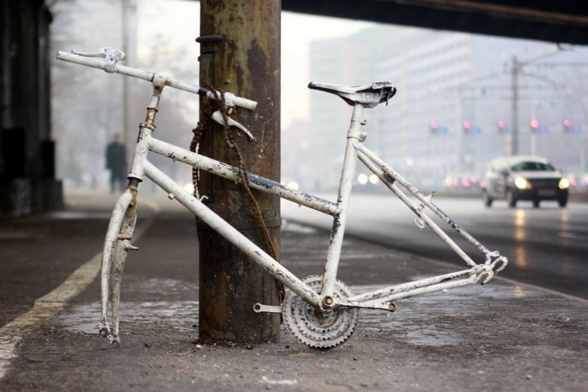 Wrocław: &quot;Ghost bike&quot; przy Legnickiej okradziony z kół (ZDJĘCIA)