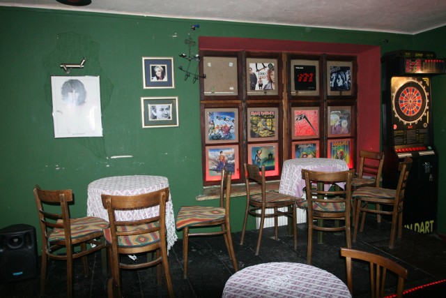 Na ścianie wiszą fotografie barmana i jego dziewczyny
