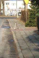 Ul. Śnieżyńskiego: Metalowa blokada na chodniku (ZDJĘCIA)