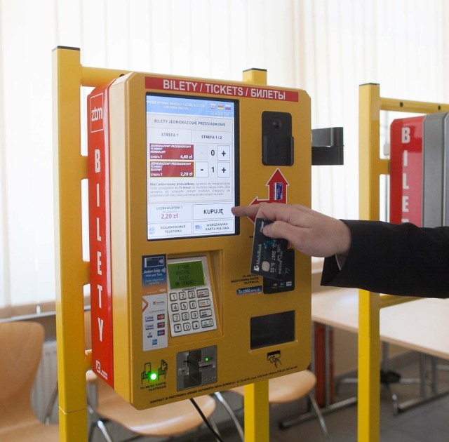 W biletomatach zamontowanych w autobusach i tramwajach będzie można płacić tylko kartą