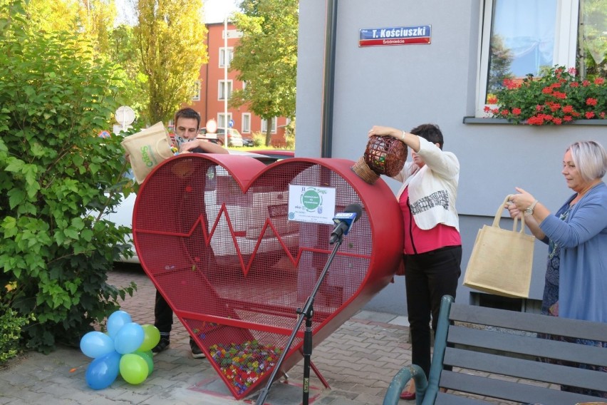 Rybnik: Metalowe serca na plastikowe nakrętki na ulicach...