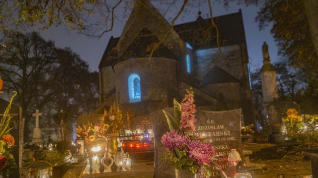 Cmentarze w Kruszwicy i Mątwach nocną porą wyglądają niezwykle