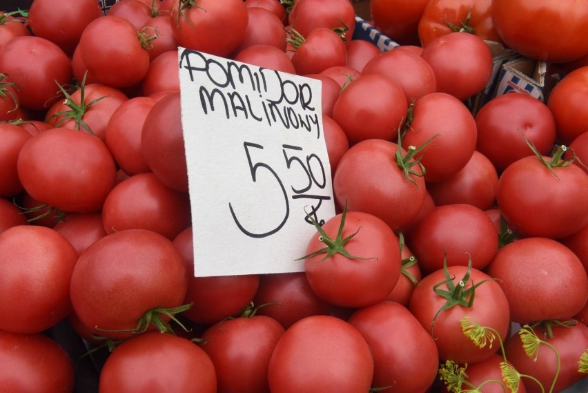Biedronka zachęca też do kupienia pomidorów malinowych,...