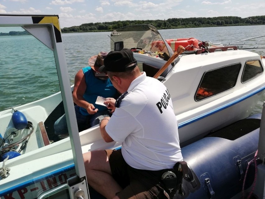 Policjanci - wodniacy prowadzą w wakacje działania nad i na...