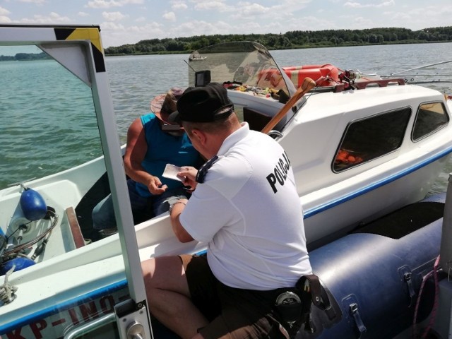 Policjanci - wodniacy prowadzą w wakacje działania nad i na jeziorze Gopło w Kruszwicy