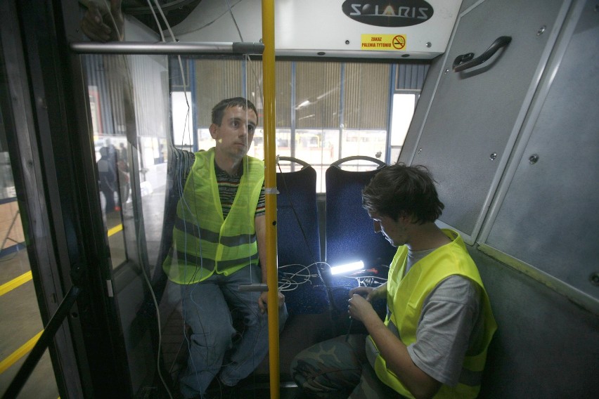 Wielkie kablowanie w autobusach KZK GOP. Będą czytniki ŚKUP [ZDJĘCIA]