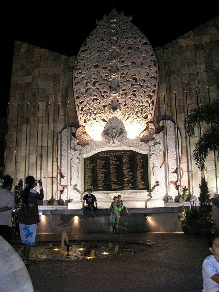 Zamach terrorystyczny na Bali w 2002 roku - 204 ofiary, 209...