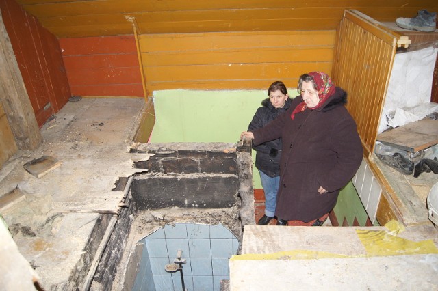 Janina Smyda i Agnieszka Król w swoim rodzinnym domu, który zniszczył pożar