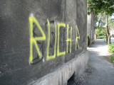 Tarnowskie Góry: Pseudokibice Ruchu Radzionków i Polonii Bytom niszczą graffiti budynki