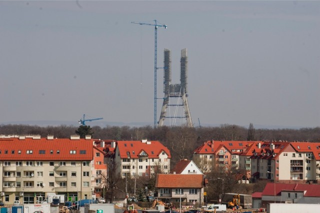 Most Rędziński. Jest czwartym, co do wielkości, betonowym mostem na świecie. Ma cztery przęsła, 612 metrów długości i prawie 40 metrów szerokości. Budowany był od maja 2008 roku do sierpnia 2011 roku. Od siedmiu lat przejeżdżają nim dziennie tysiące ludzi. Projektantem mostu jest prof. Jan Biliszczuk. Zobacz zdjęcia z budowy Mostu Rędzińskiego