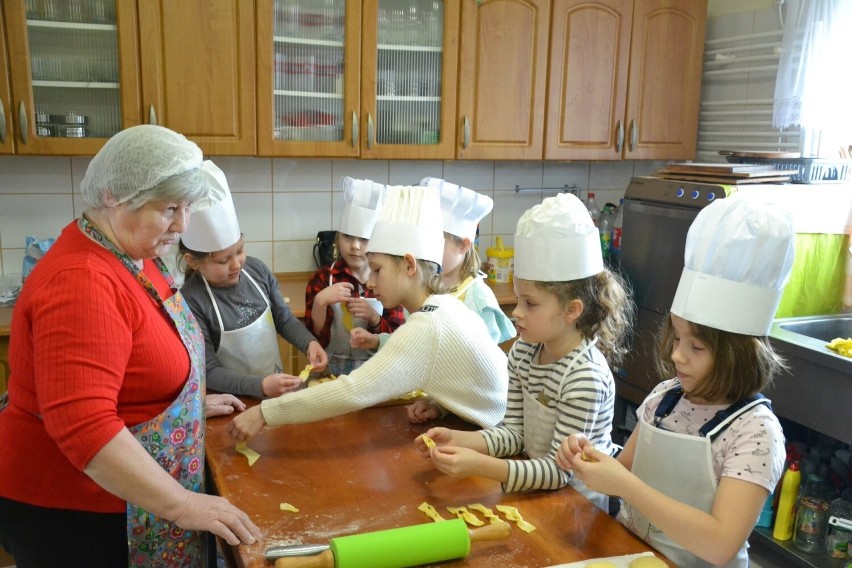 Dzieci z Karnkowa piekły pączki ze Stowarzyszeniem Wierzbiczanki! [zdjęcia]