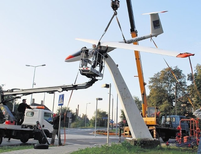 Potrzebne były dwa dźwigi, by umieścić samolot na cokole