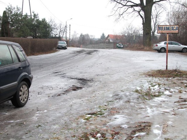 Ulica Karczunek w Kielcach była w środę tak oblodzona, że nie dało się nią przejść. Im bliżej do ulicy Witosa, tym było jeszcze gorzej.