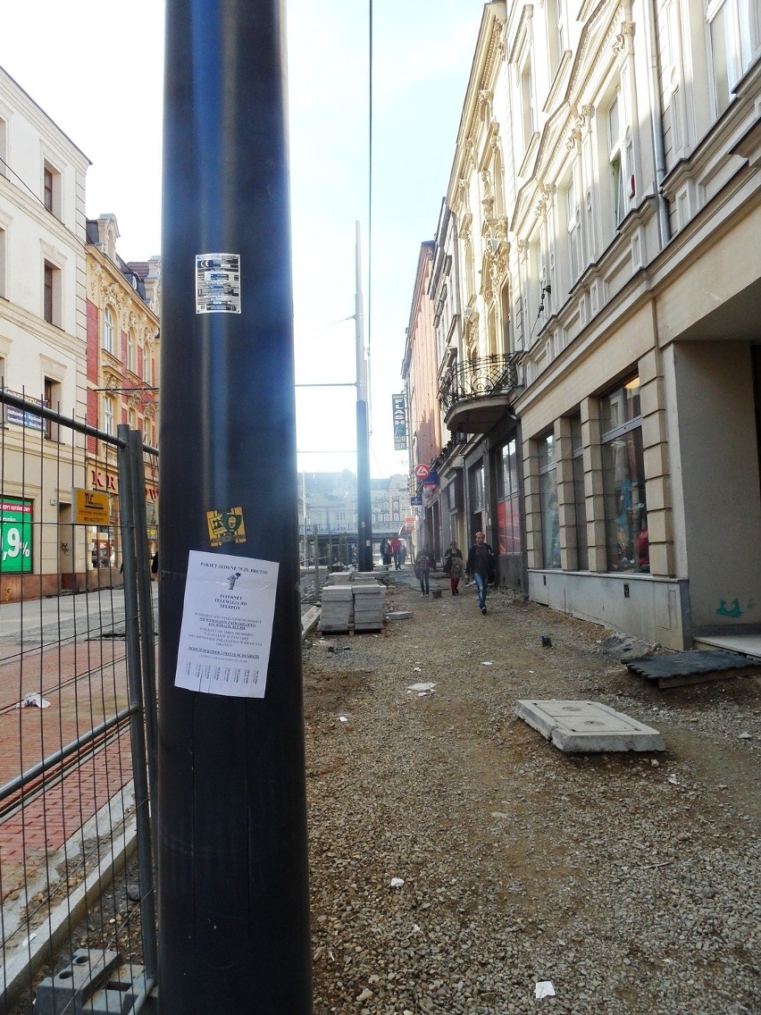 Katowice: Stalowe słupy na rynku mają kilka tygodni, a już są oklejone ogłoszeniami!