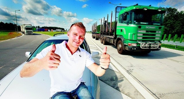 Bartosz Fikowski jako jeden z pierwszych kierowców przejechał nowym odcinkiem autostrady. Był bardzo zadowolony